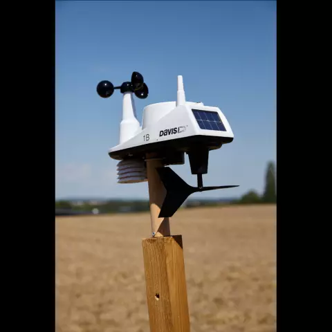 Die Wetterstationen messen Windgeschwindigkeit und -richtung, Niederschlag, Temperatur, Luftfeuchtigkeit und Luftdruck. 
