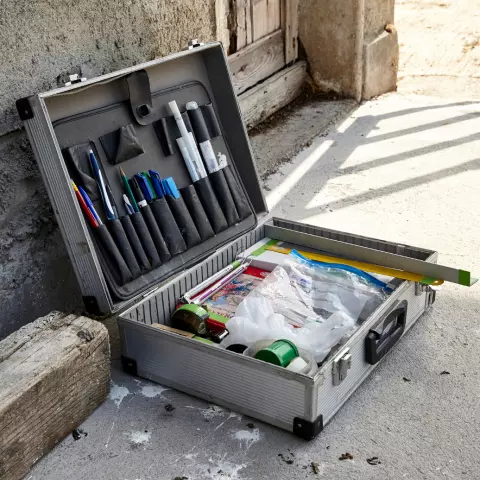 Feldkoffer mit einem Teil der verschiedenen Hilfsmittel zur Datenerfassung. © Jeremy Bierer