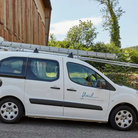 Mit diesem Auto befahren wir das Untersuchungsgebiet. Es ist mit einer Leiter und Netzen ausgestattet, die riesigen Schm