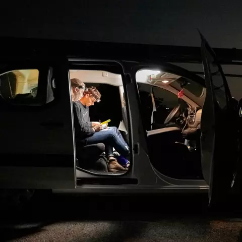 Nachts nehmen wir viele Messungen im Auto vor, wo wir ein wenig geschützter vor der Kälte sind. © Jeremy Bierer
