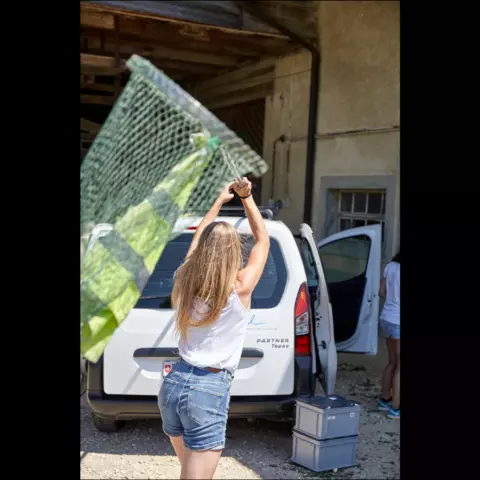 Storing a net in its tube mounted on the roof of the car. © Jeremy Bierer